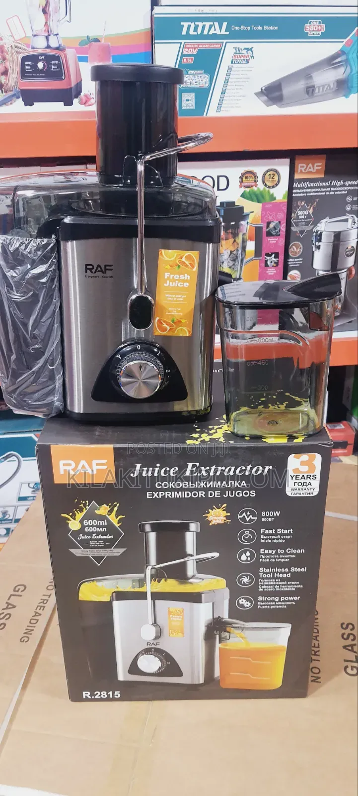 The RAF R.2815 Is a High-Speed Centrifugal Electric Juice Extractor