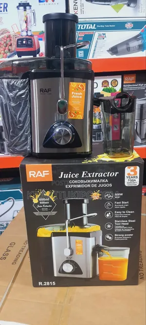 The RAF R.2815 Is a High-Speed Centrifugal Electric Juice Extractor