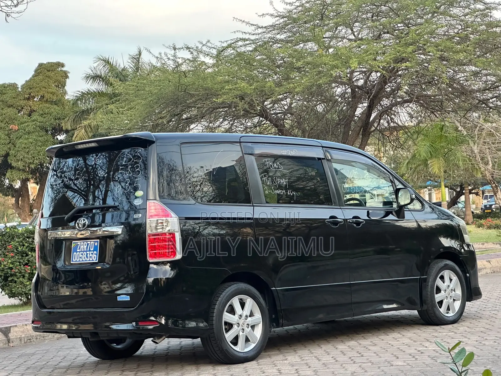 Toyota Noah 2.0 143hp AWD (7 Seater) 2008 Black