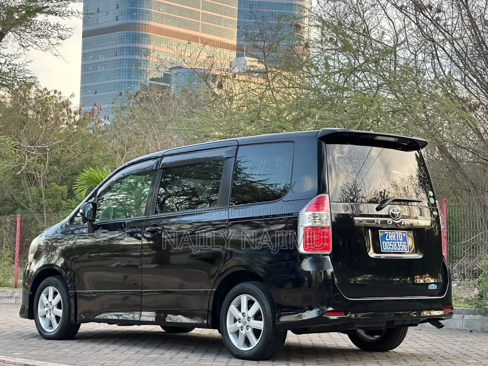 Toyota Noah 2.0 143hp AWD (7 Seater) 2008 Black
