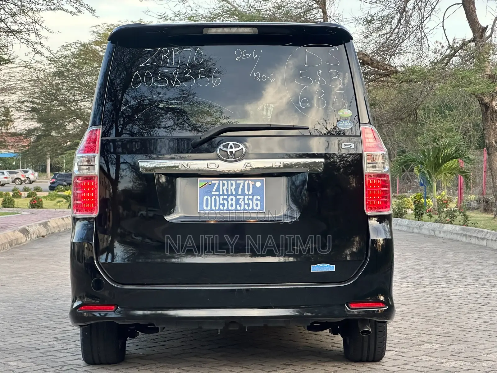 Toyota Noah 2.0 143hp AWD (7 Seater) 2008 Black