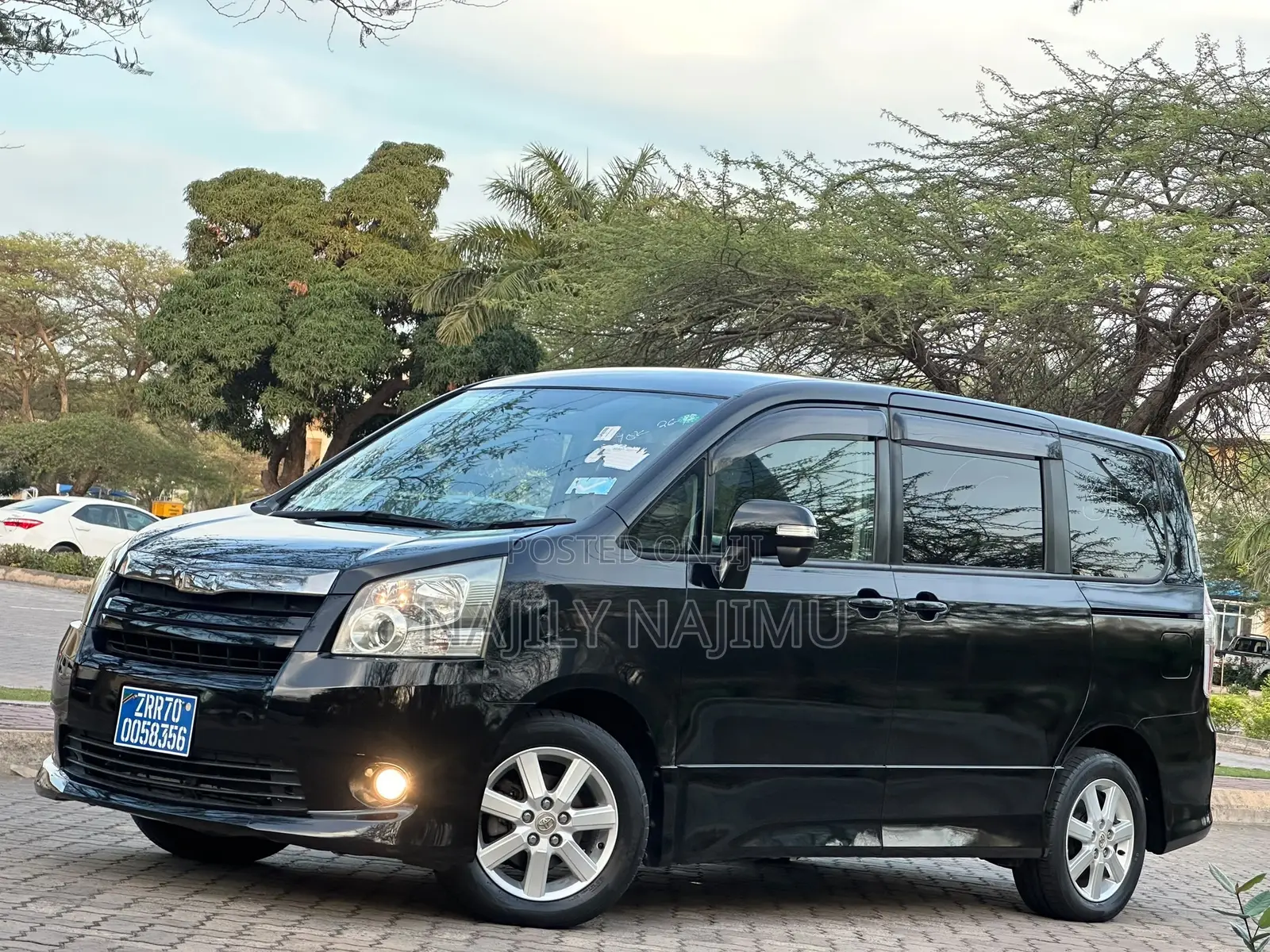 Toyota Noah 2.0 143hp AWD (7 Seater) 2008 Black