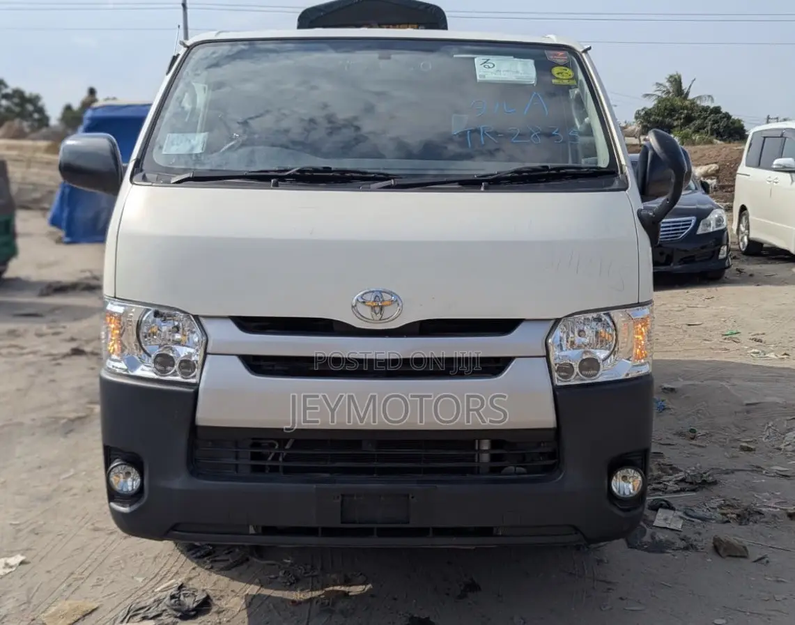 Toyota HiAce 2016 White