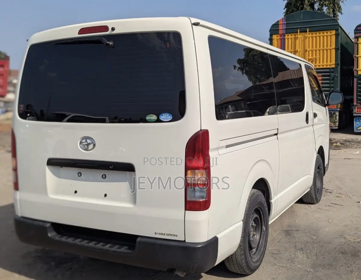 Toyota HiAce 2016 White