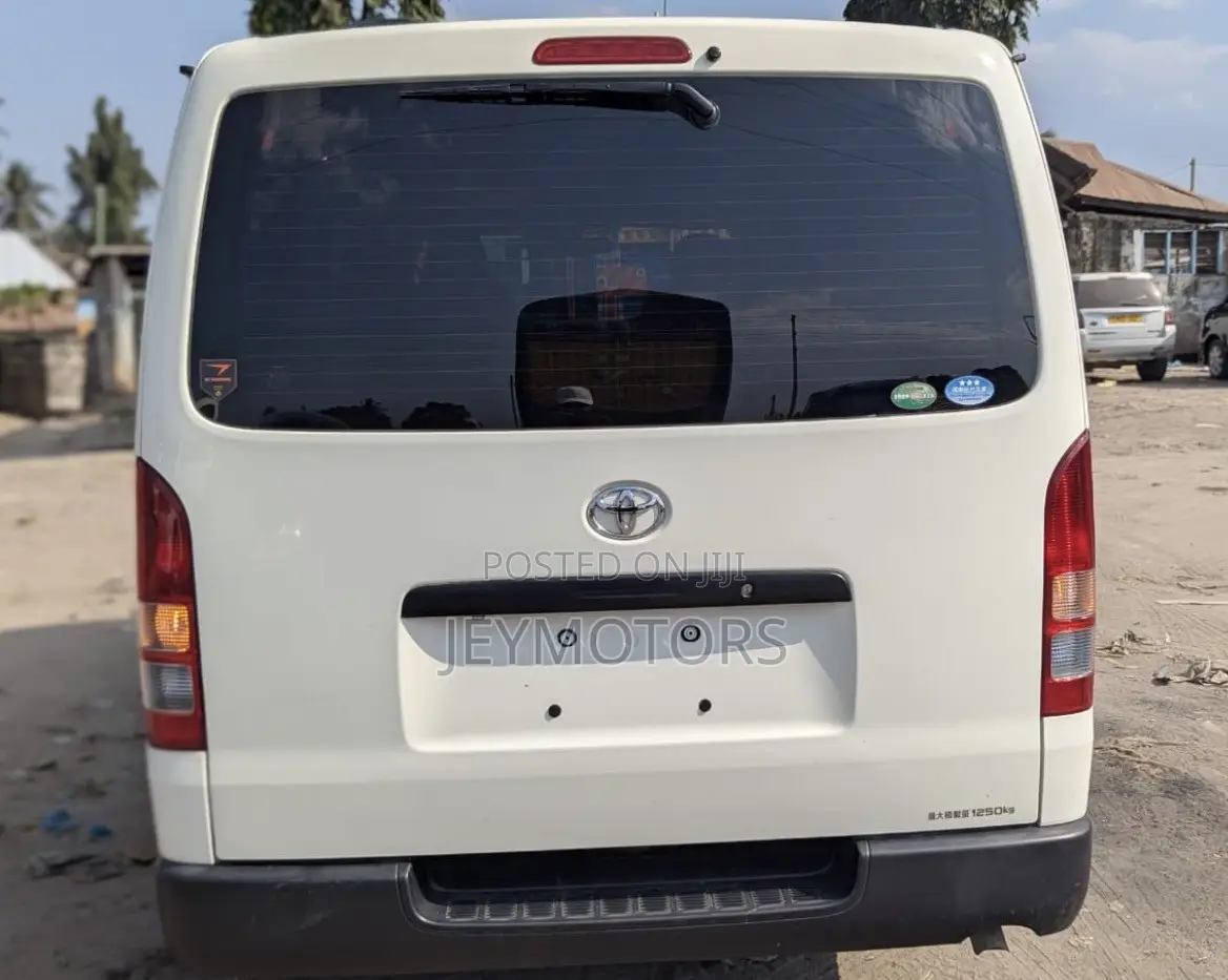 Toyota HiAce 2016 White