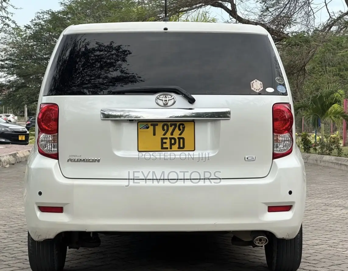 Toyota Corolla Rumion 2009 White