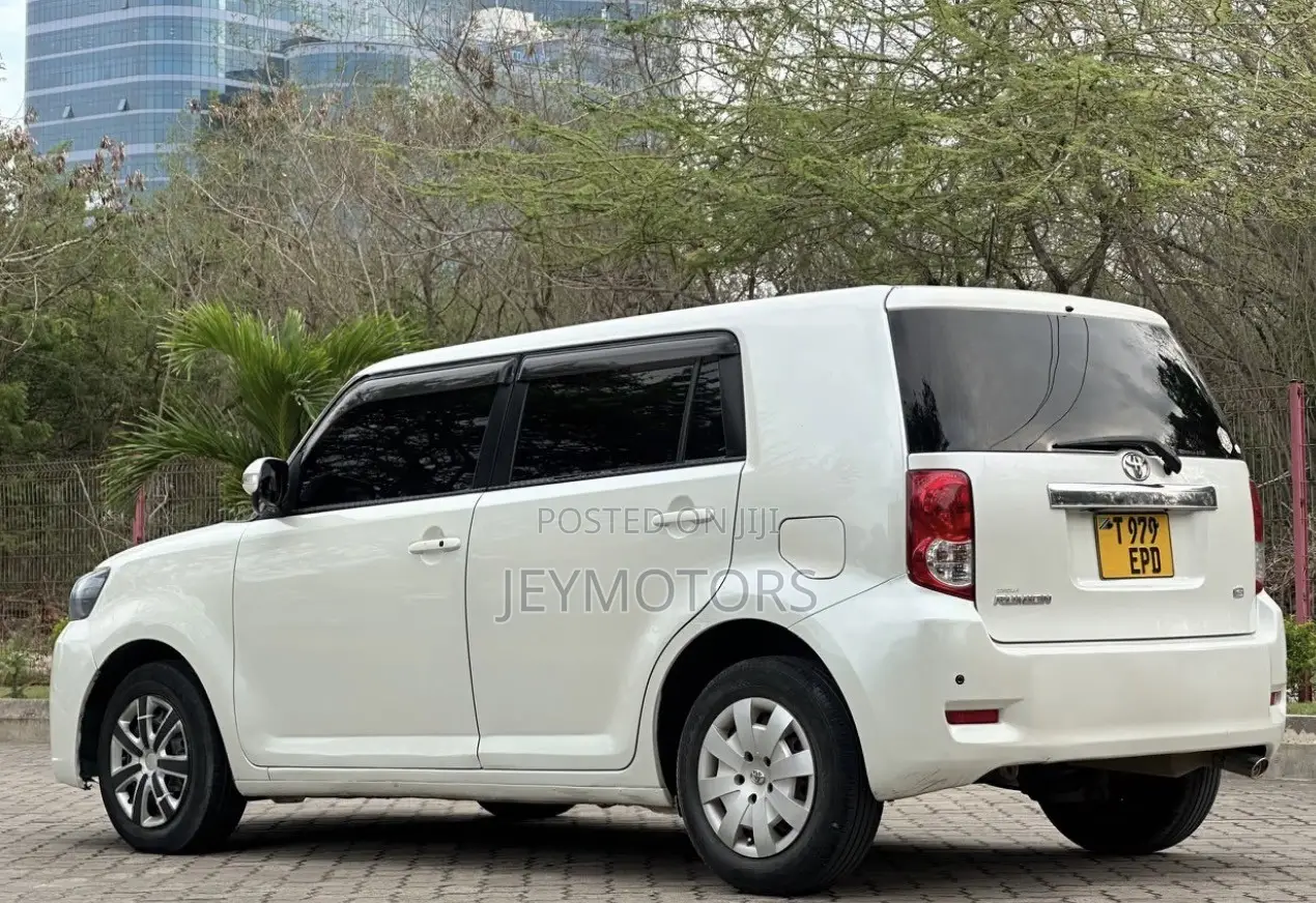 Toyota Corolla Rumion 2009 White
