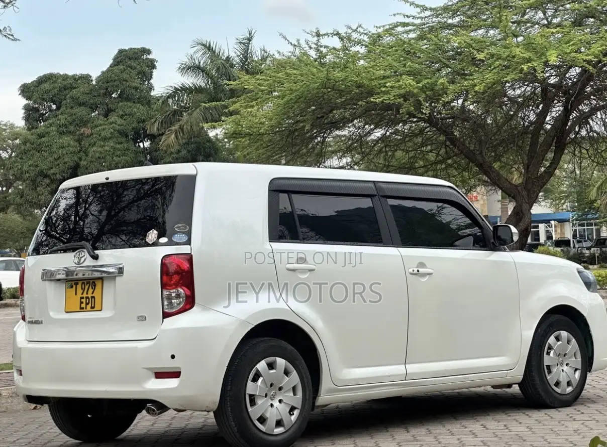 Toyota Corolla Rumion 2009 White