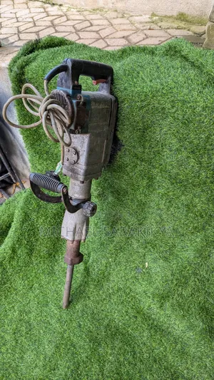 Makita Electric Breaker 1700w Bado Ipo Katika Hali Nzuri