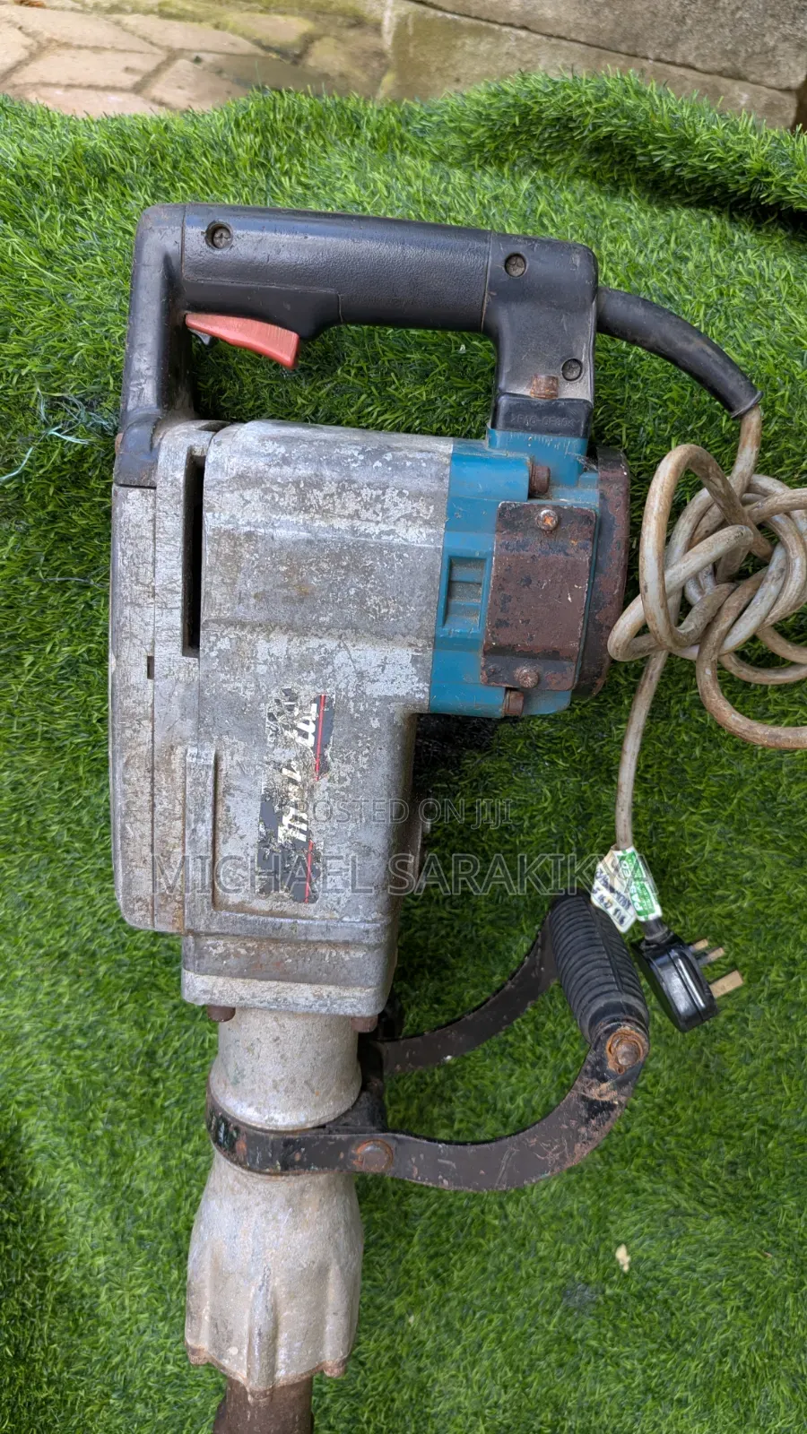 Makita Electric Breaker 1700w Bado Ipo Katika Hali Nzuri