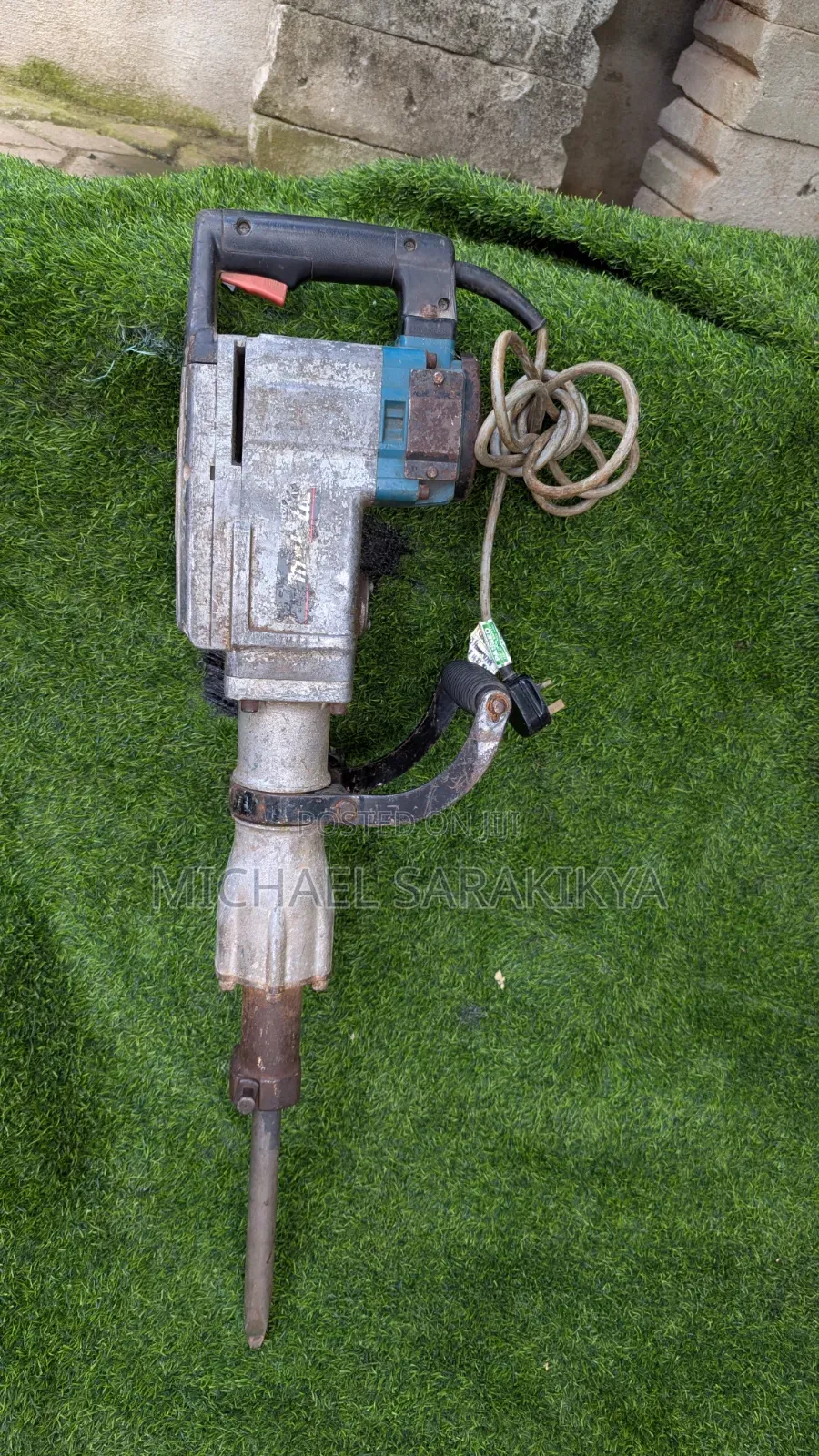 Makita Electric Breaker 1700w Bado Ipo Katika Hali Nzuri