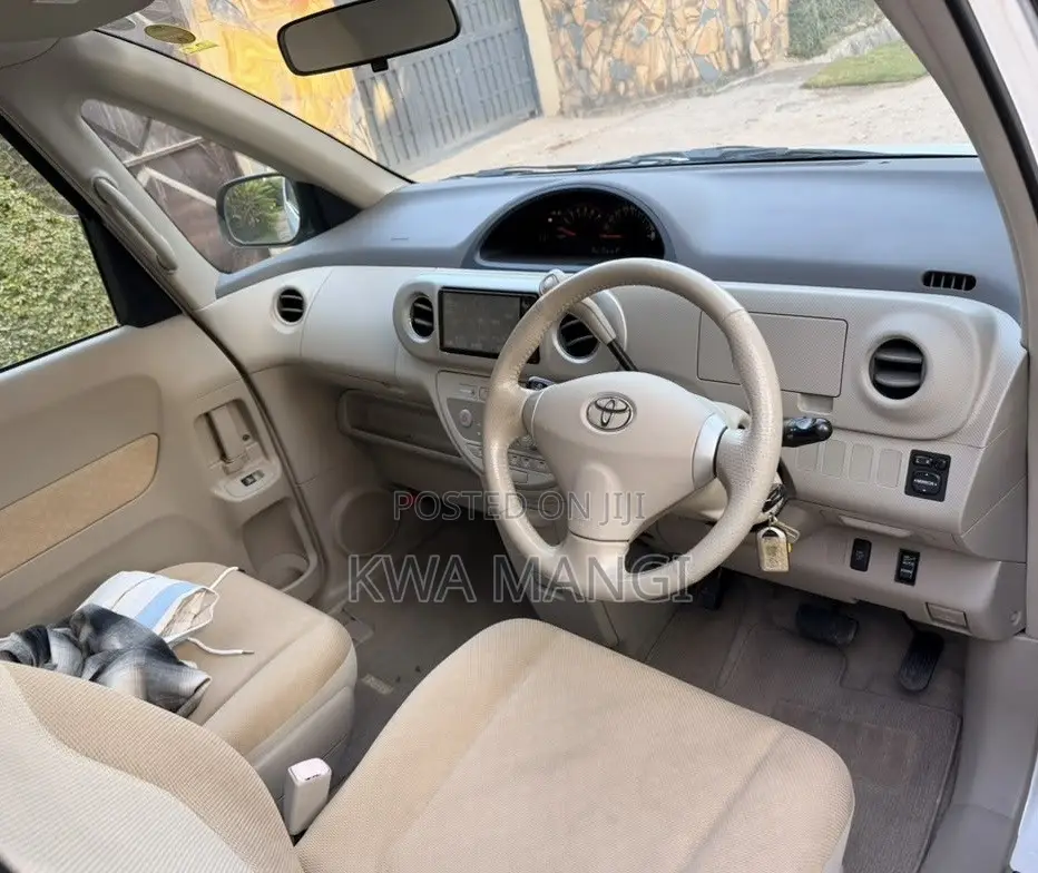 Toyota Porte 2005 White