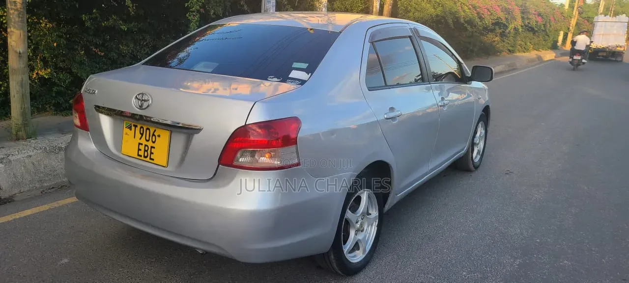 Toyota IST 2010 Silver