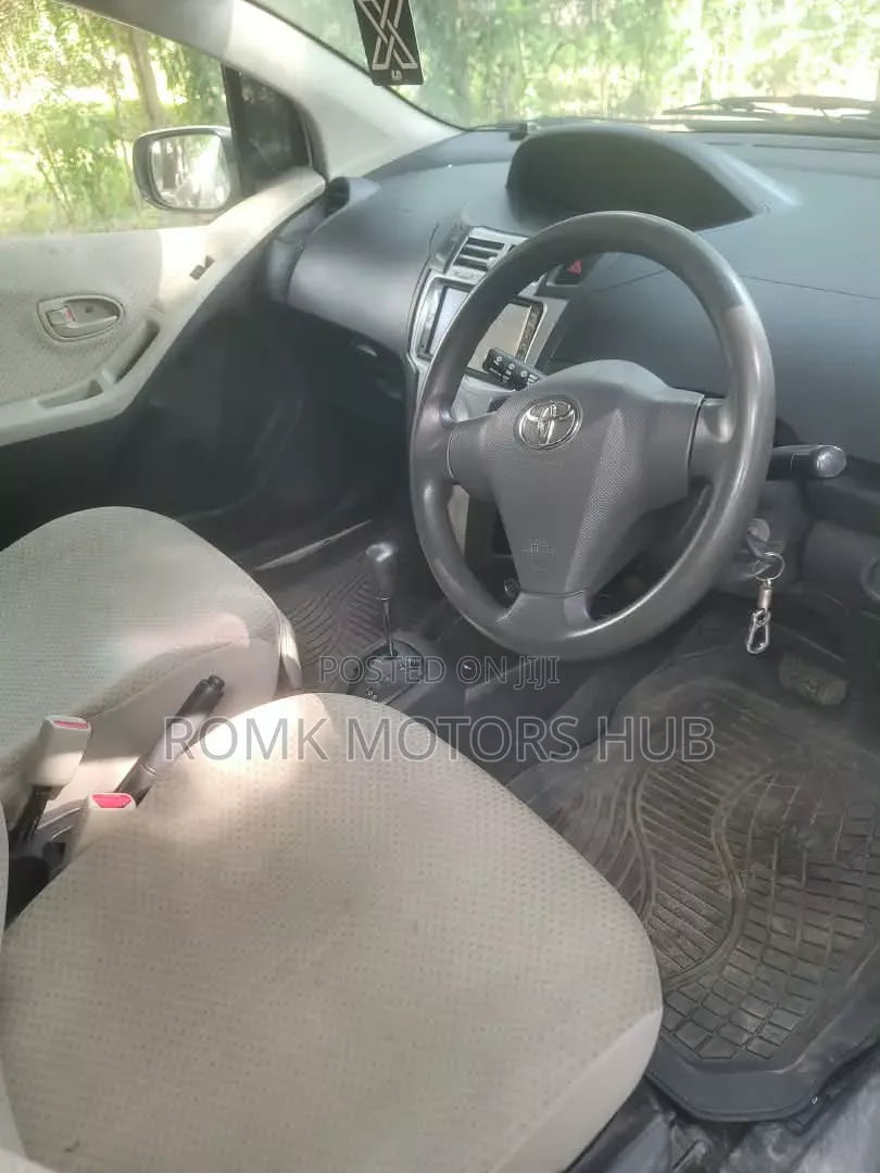 Toyota Vitz 2006 White