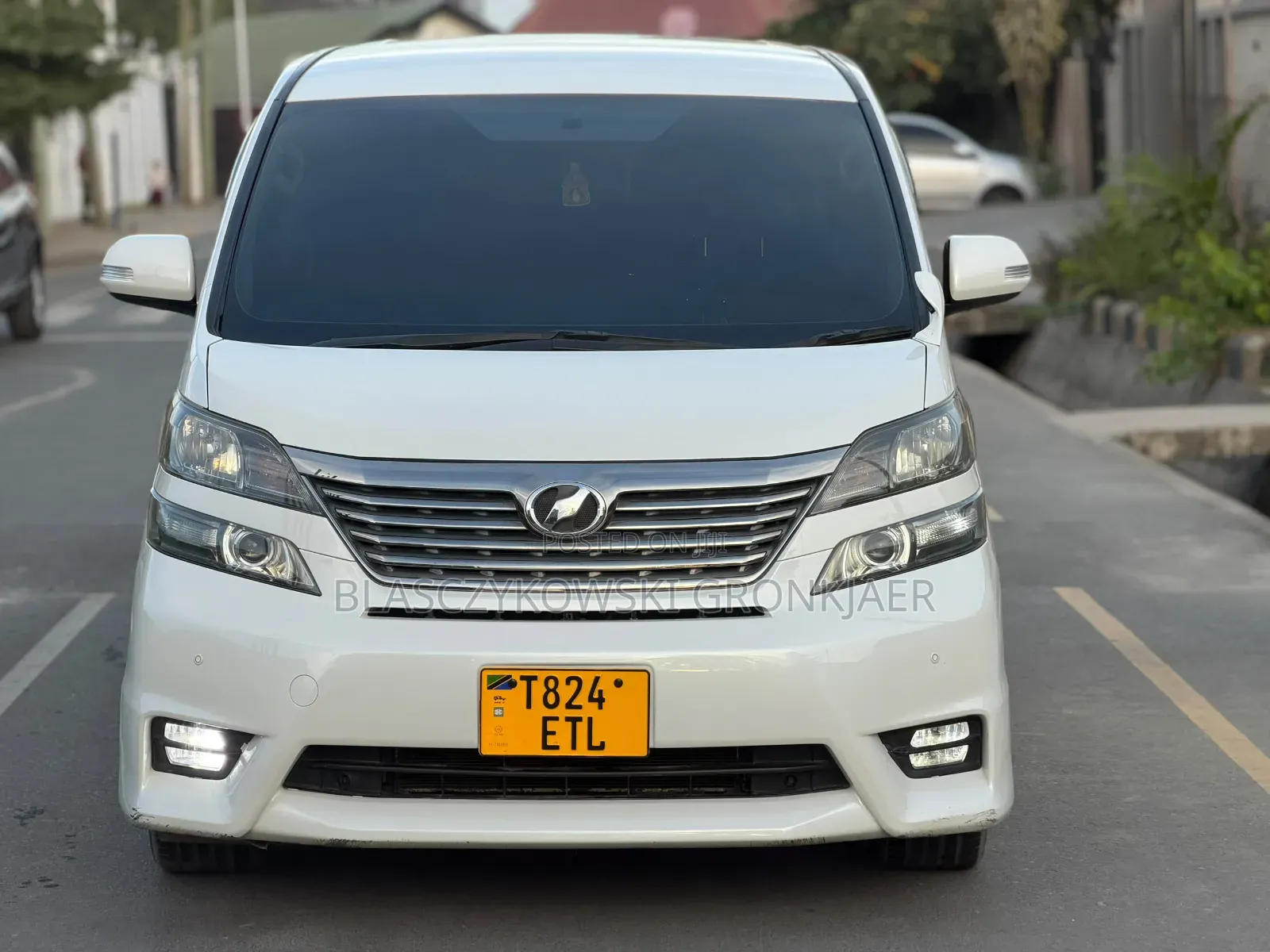 Toyota Vellfire 2010 White