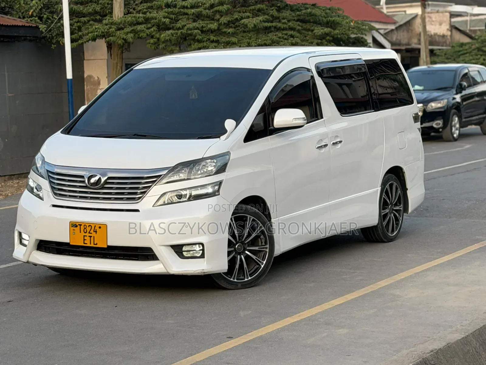 Toyota Vellfire 2010 White