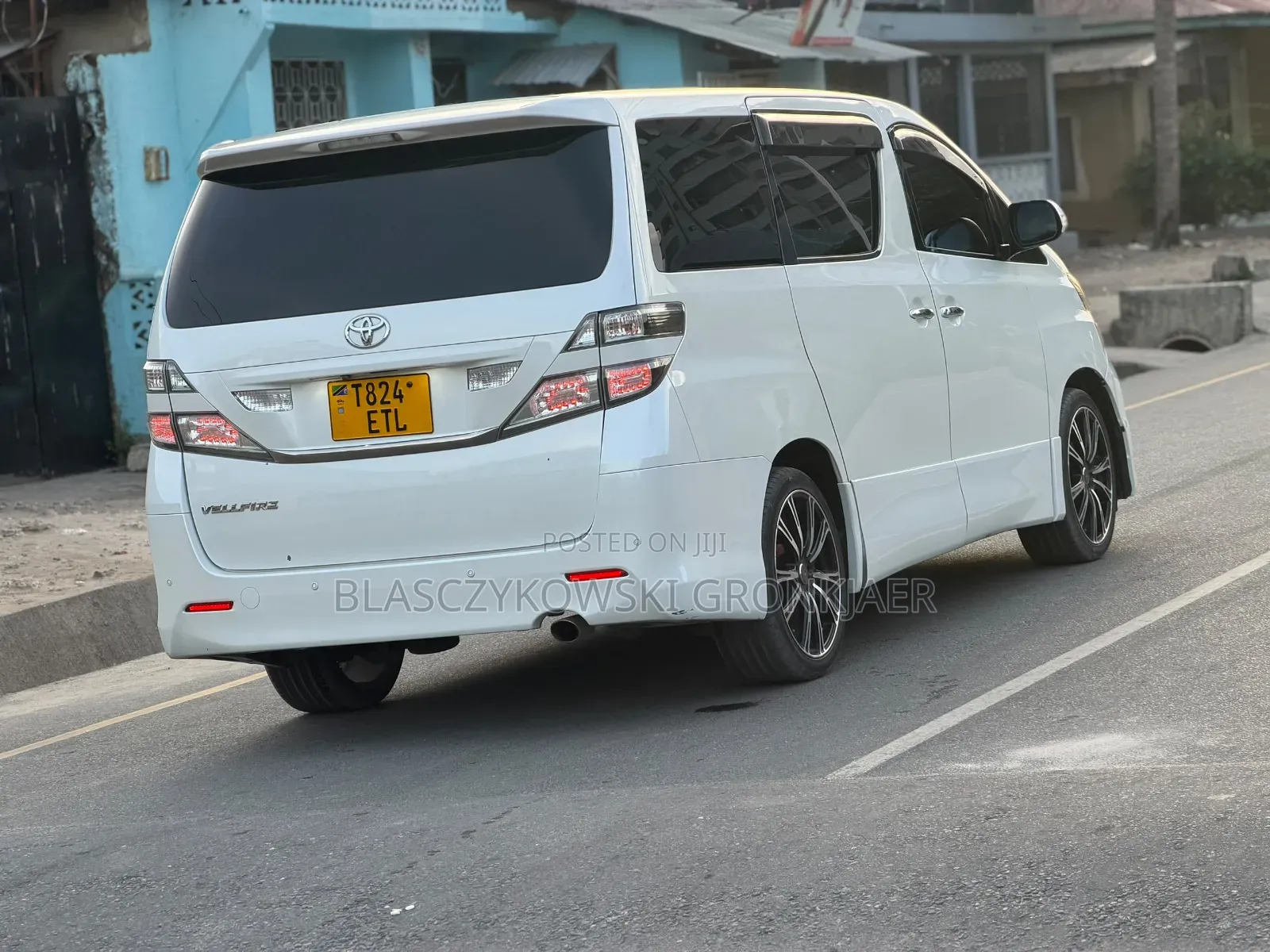 Toyota Vellfire 2010 White