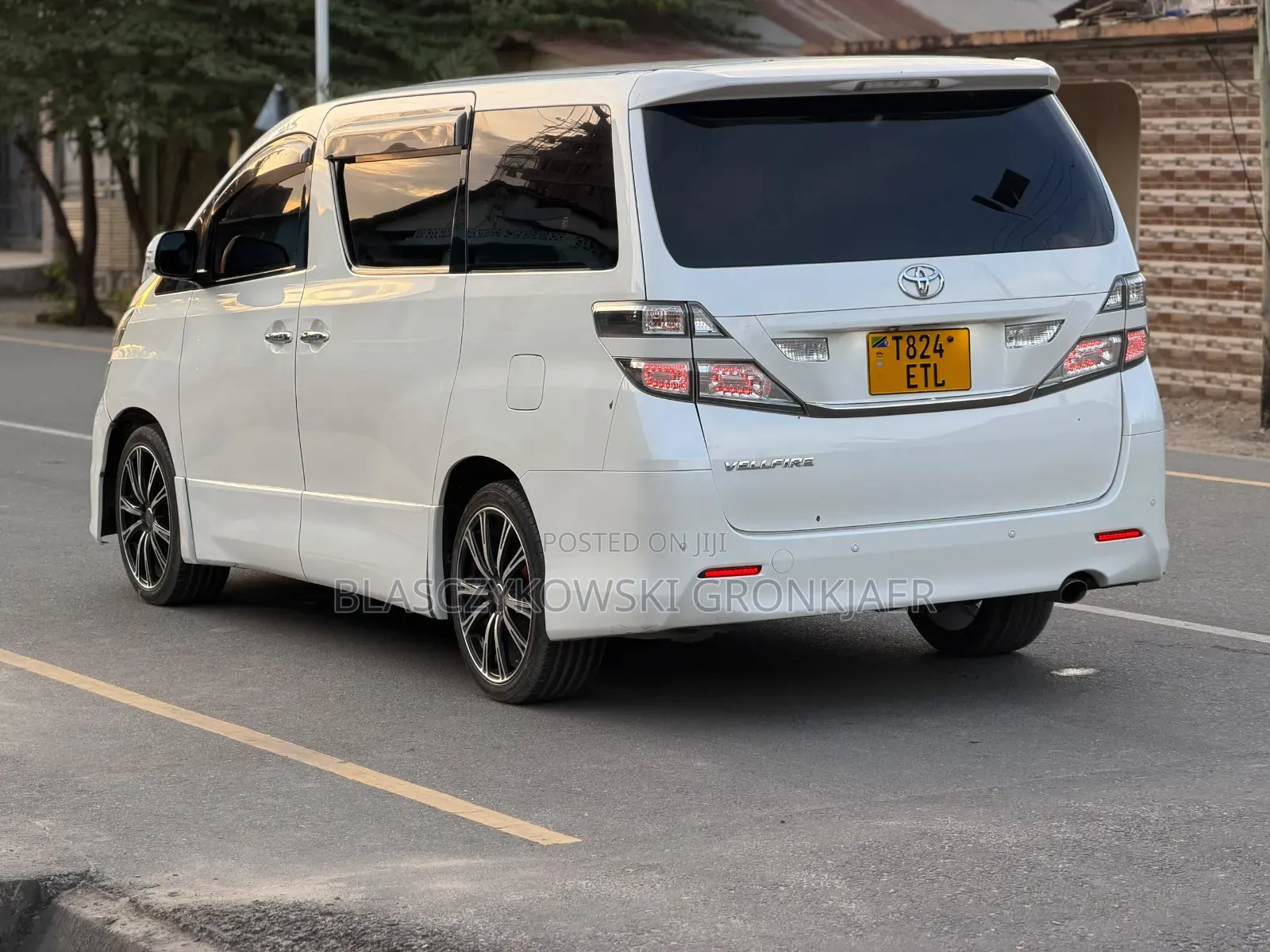 Toyota Vellfire 2010 White