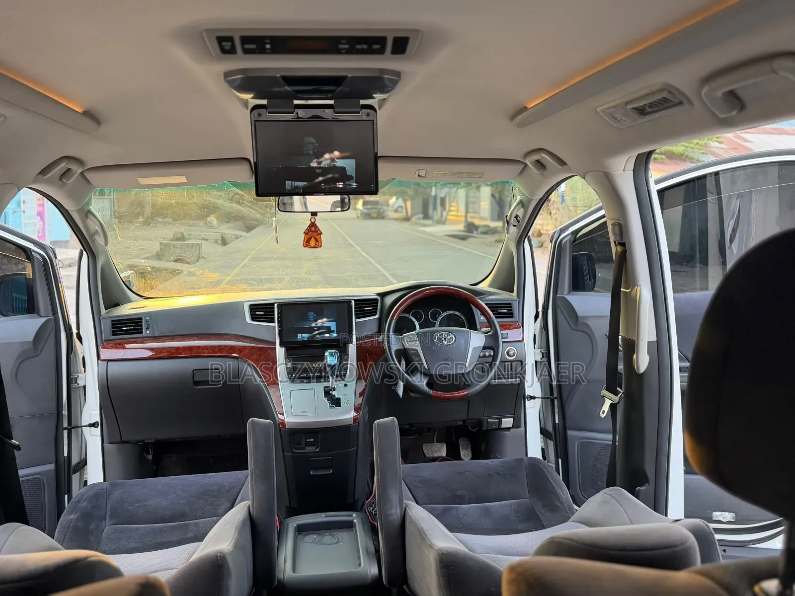 Toyota Vellfire 2010 White