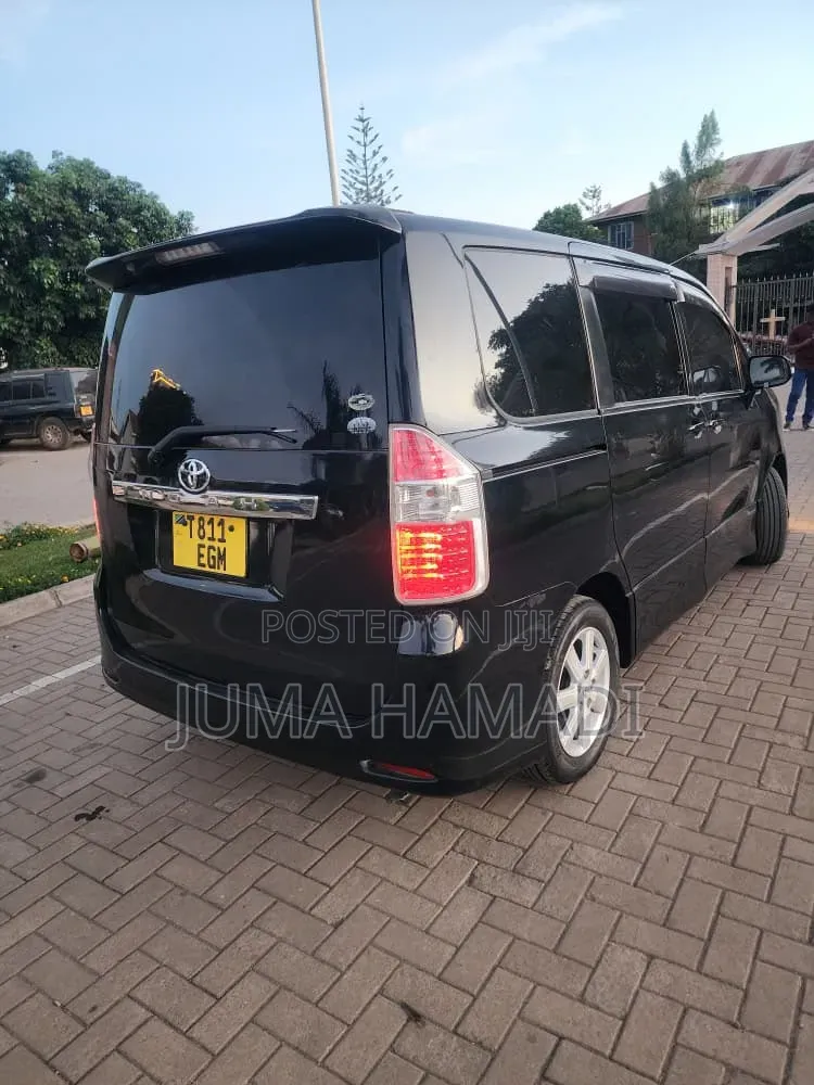 Toyota Noah 2010 Black