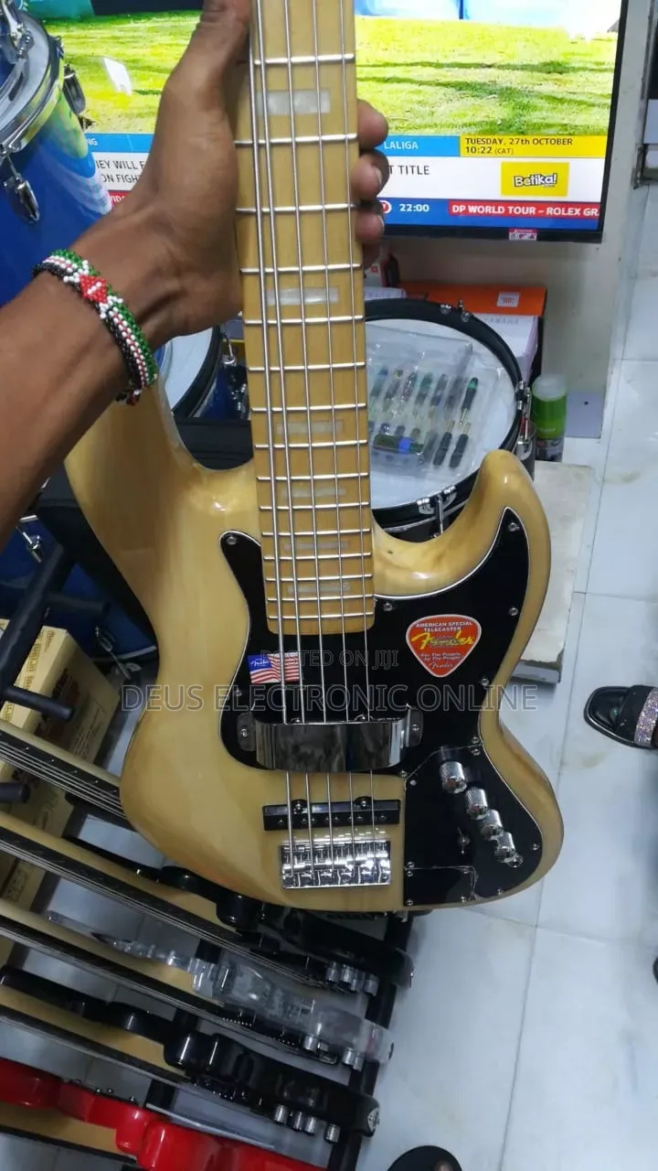 Fender Bass Active 5 Strings 580,000 and Belt