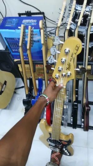 Fender Bass Active 5 Strings 580,000 and Belt