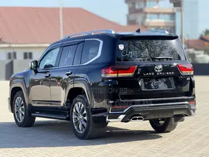 Toyota Land Cruiser LC300 2024 Black