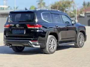 Toyota Land Cruiser LC300 2024 Black