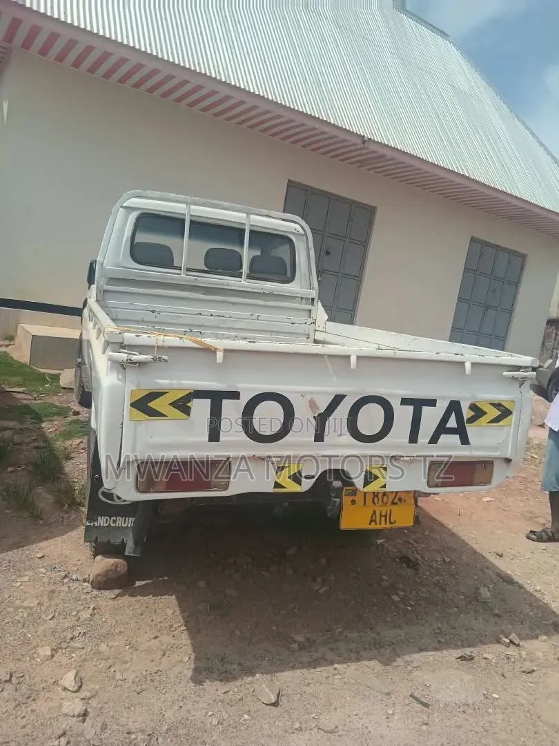 Toyota Land Cruiser 1999 White