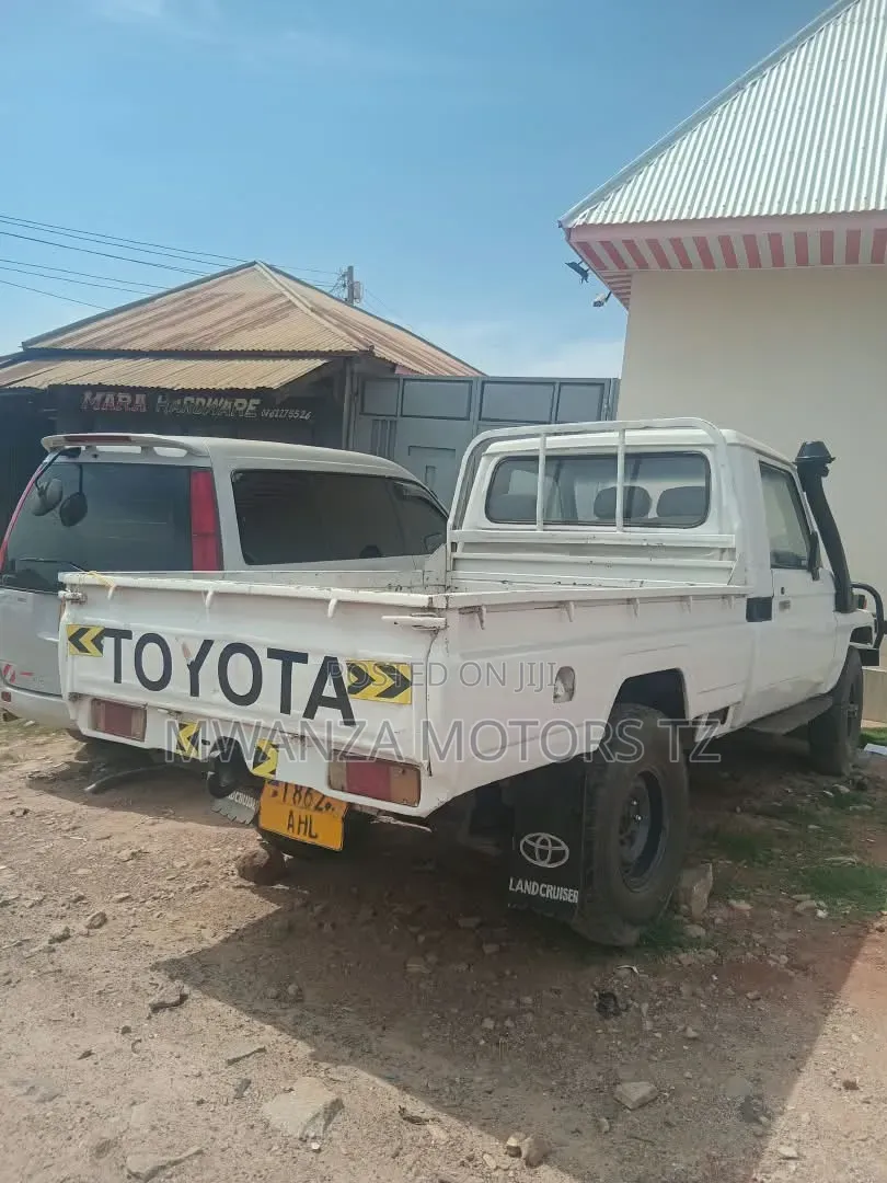Toyota Land Cruiser 1999 White