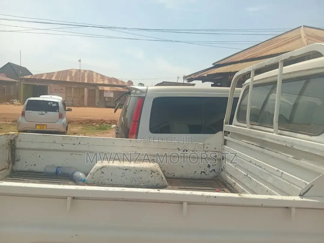 Toyota Land Cruiser 1999 White