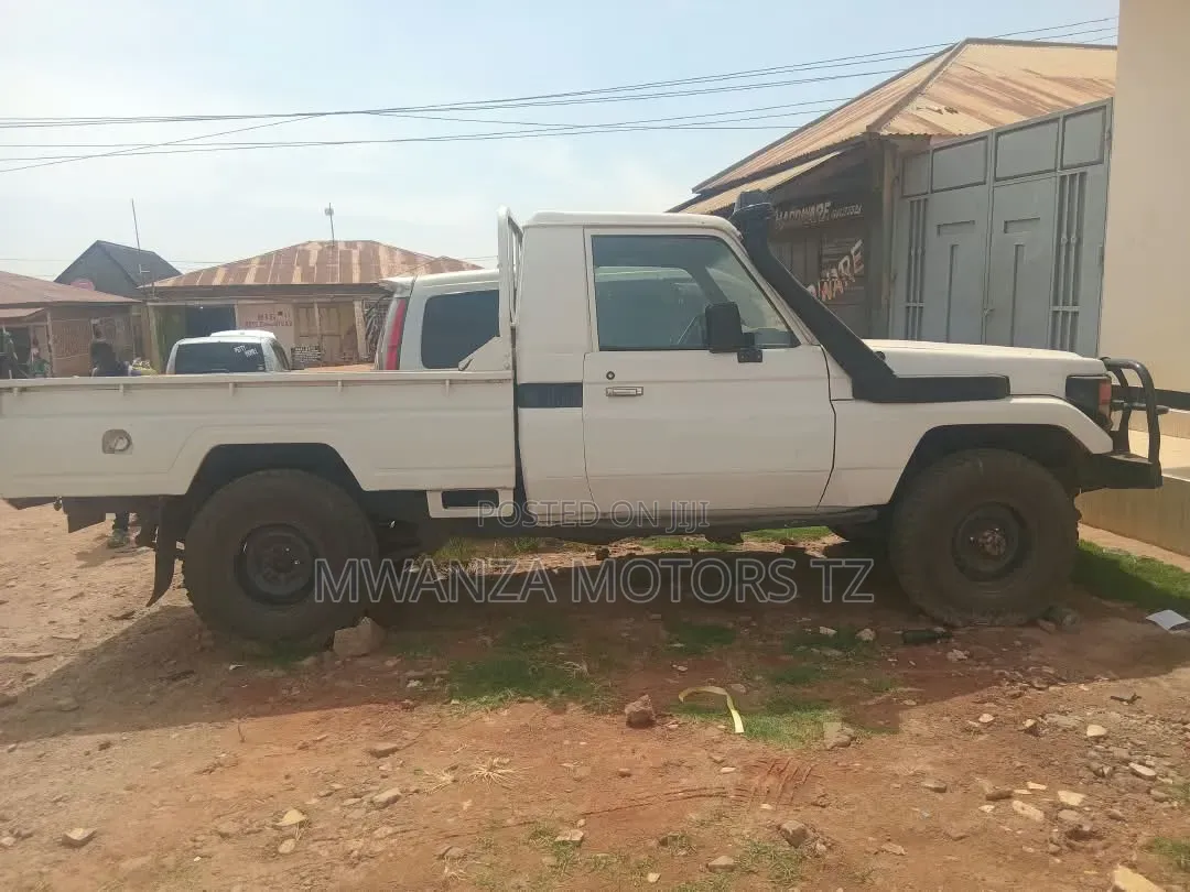 Toyota Land Cruiser 1999 White