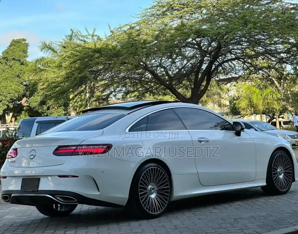 Mercedes-Benz E200 2017 Off white