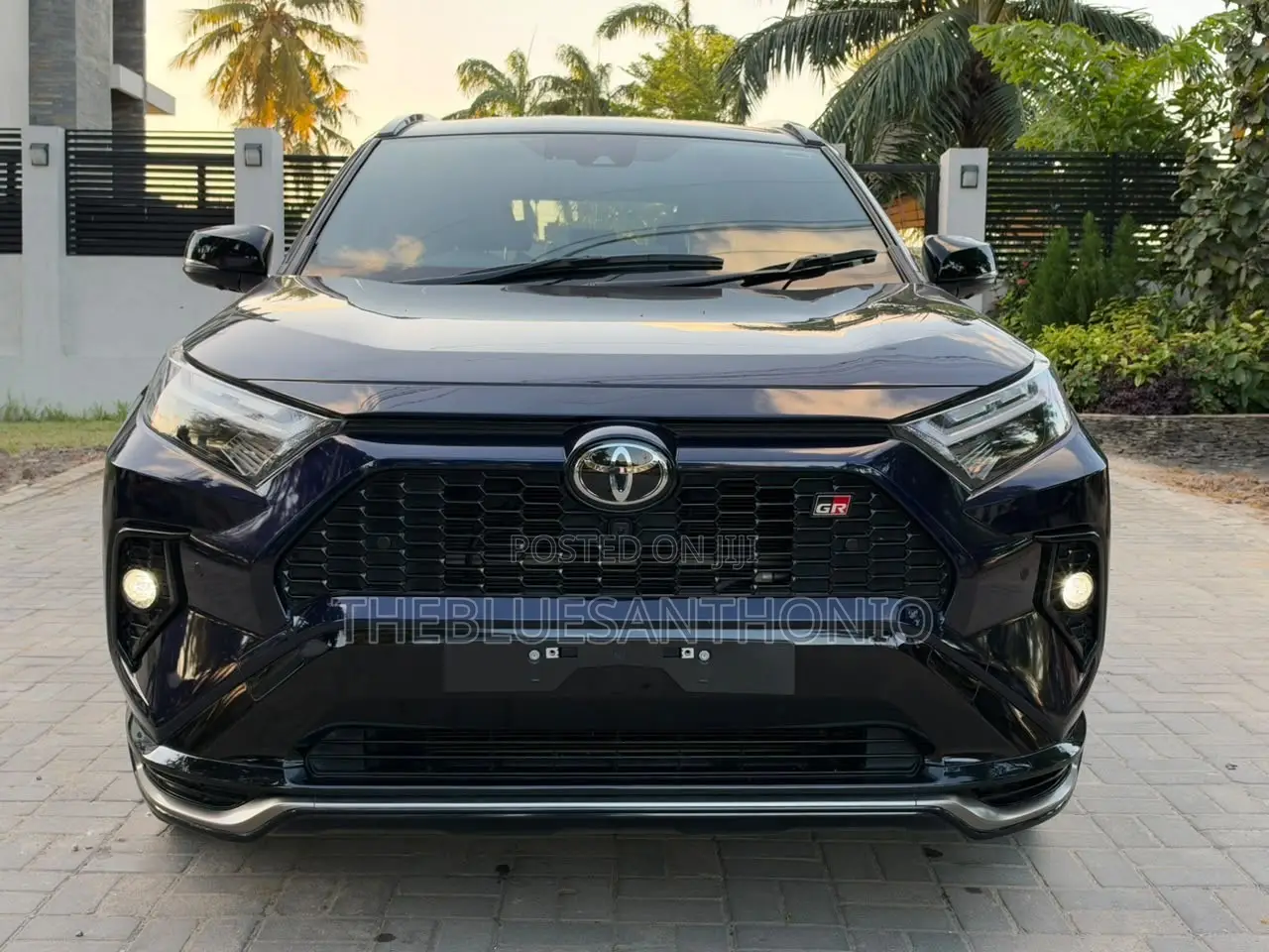 Toyota RAV4 XLE Premium 2025 Blue