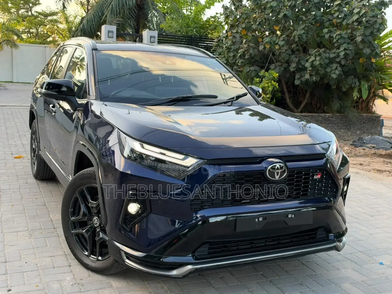 Toyota RAV4 XLE Premium 2025 Blue