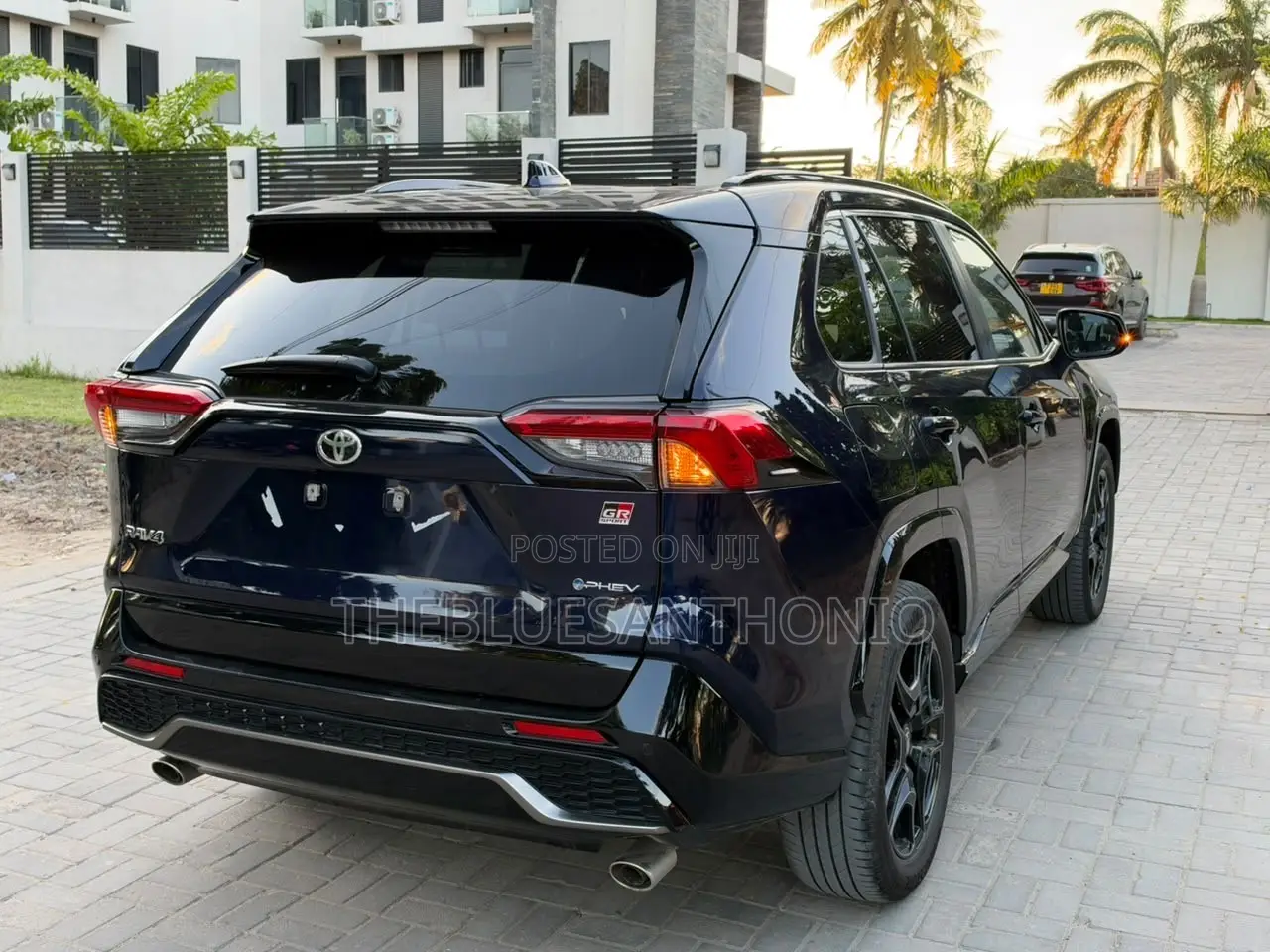 Toyota RAV4 XLE Premium 2025 Blue
