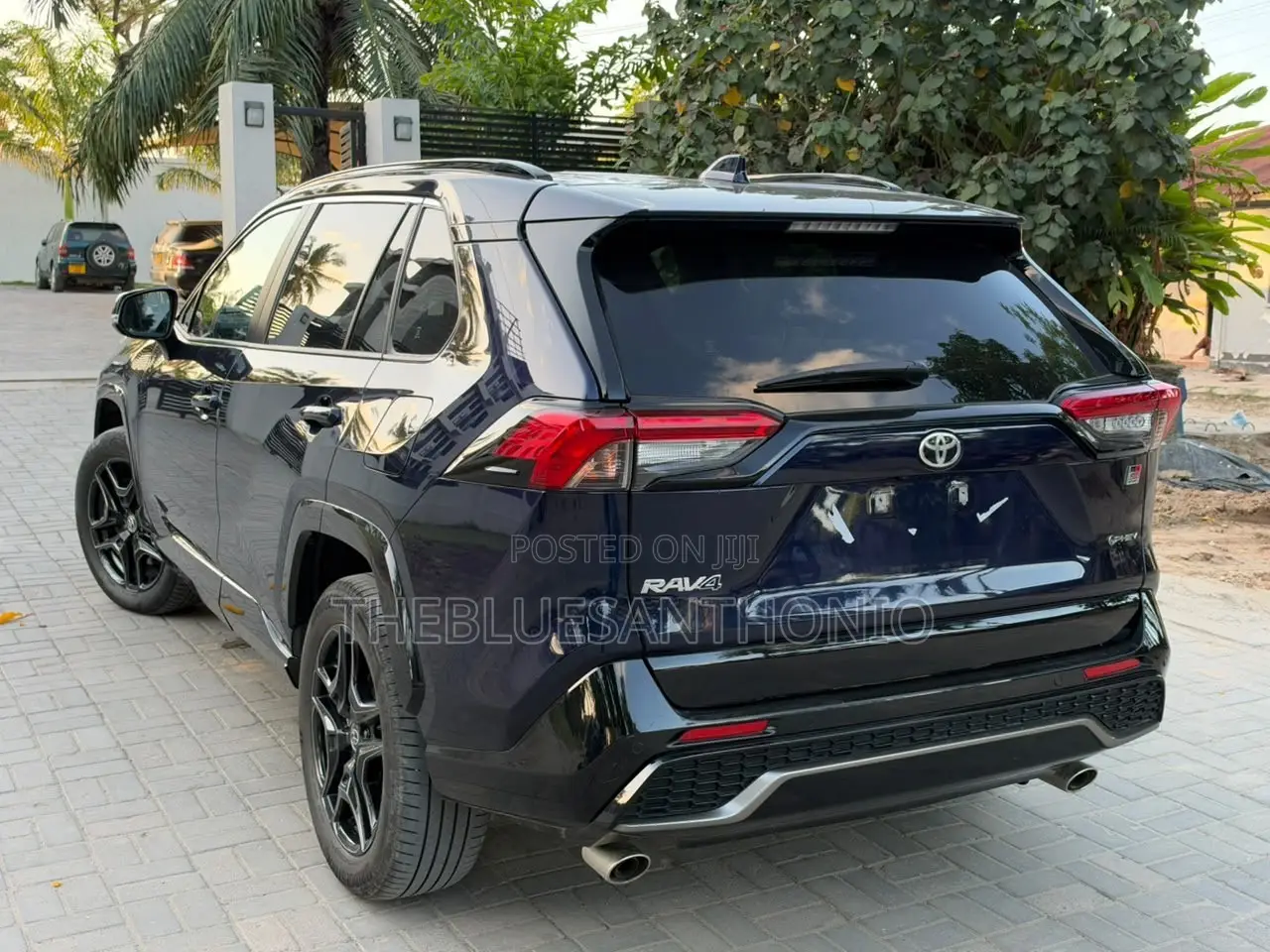 Toyota RAV4 XLE Premium 2025 Blue