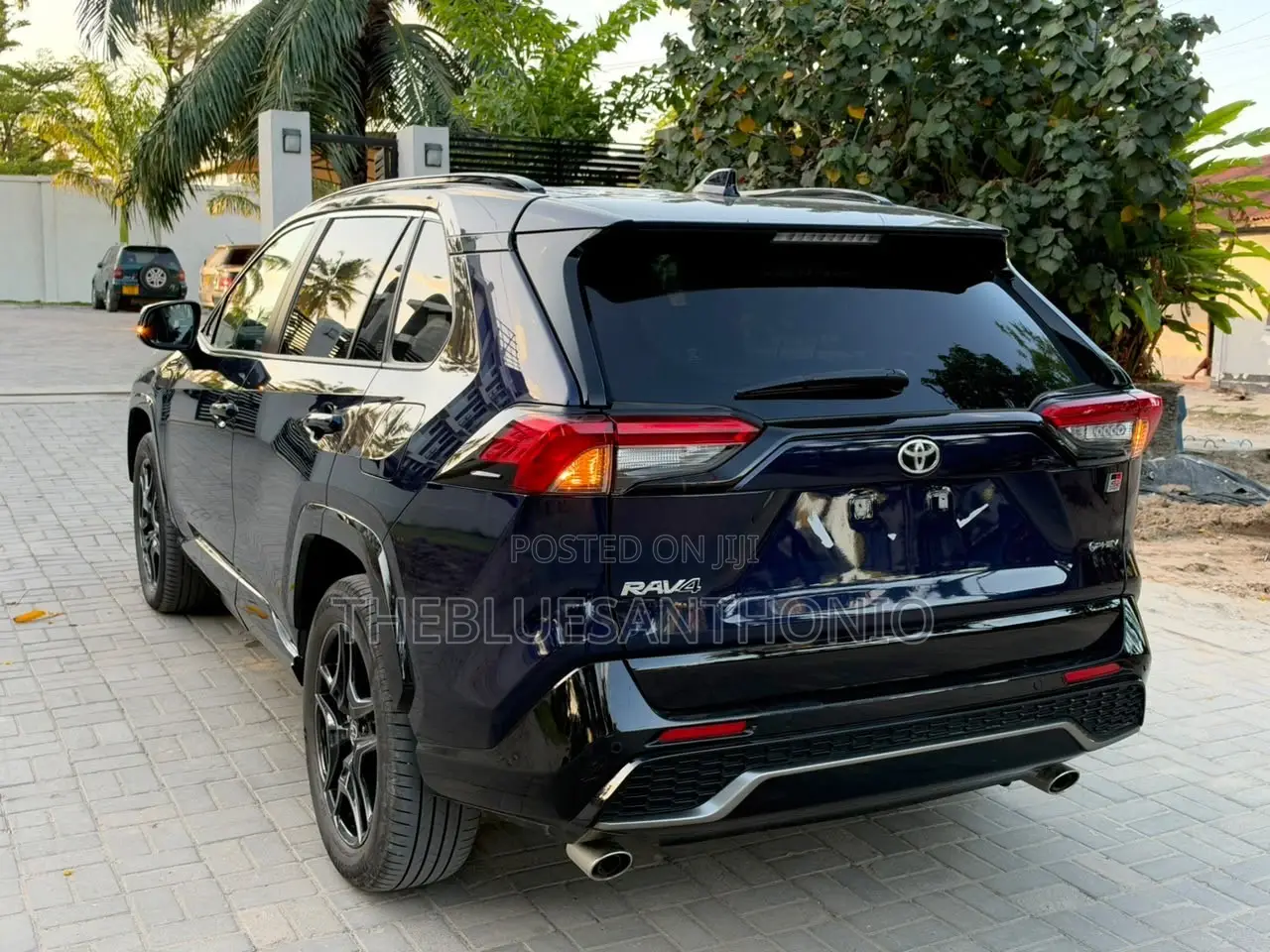 Toyota RAV4 XLE Premium 2025 Blue