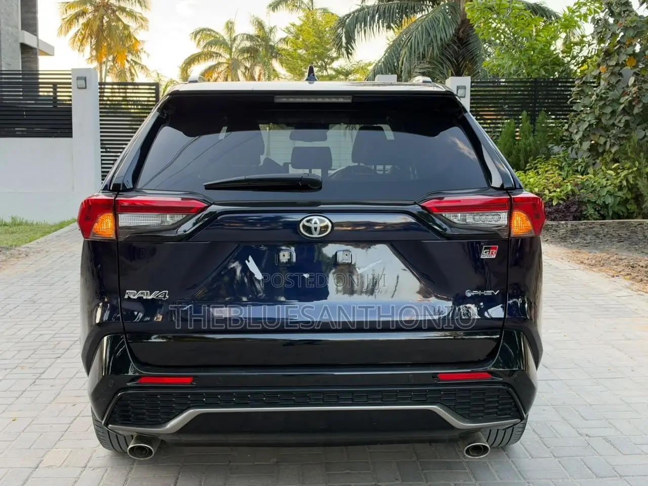 Toyota RAV4 XLE Premium 2025 Blue
