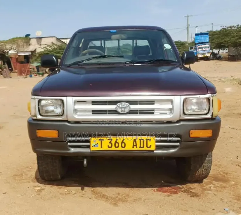 Toyota Hilux 1999 Maroon