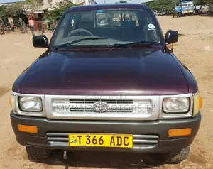 Toyota Hilux 1999 Maroon