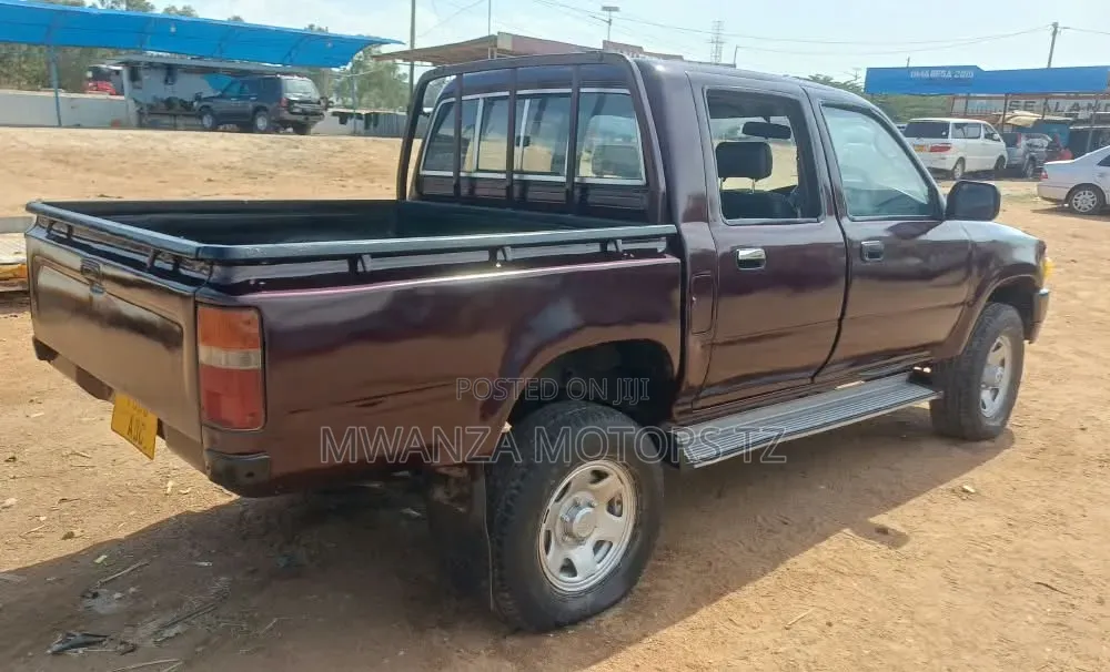 Toyota Hilux 1999 Maroon