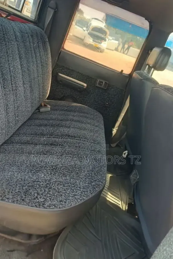 Toyota Hilux 1999 Maroon