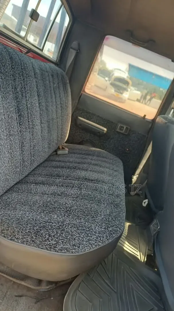 Toyota Hilux 1999 Maroon