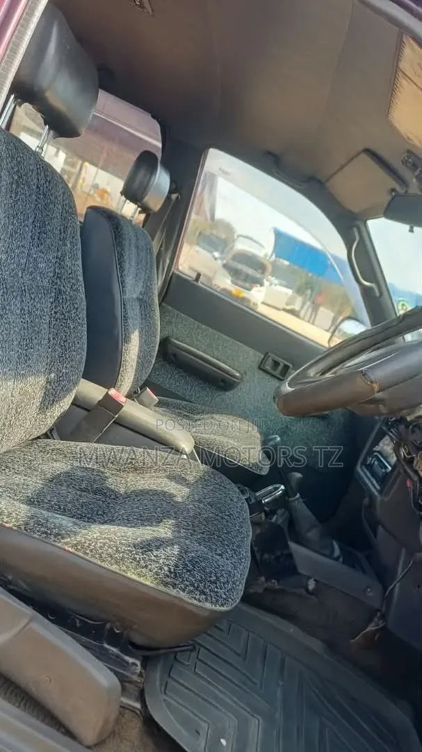 Toyota Hilux 1999 Maroon