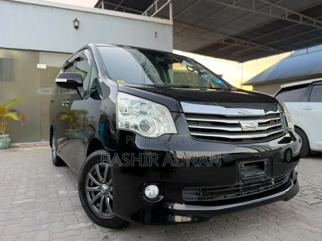 Toyota Noah 2010 Black