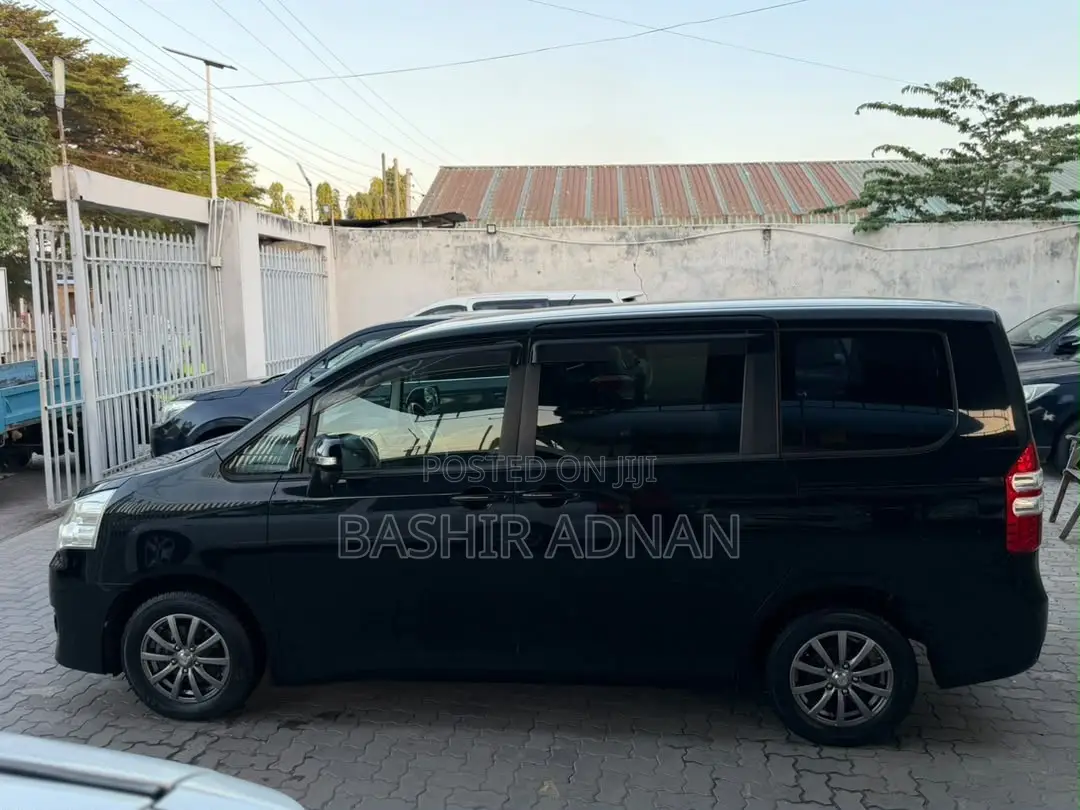 Toyota Noah 2010 Black