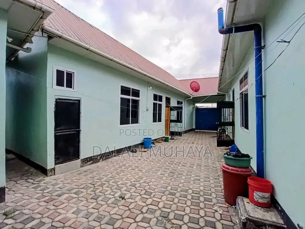 9bdrm House in Mkolemba Hostel, Ukonga for sale