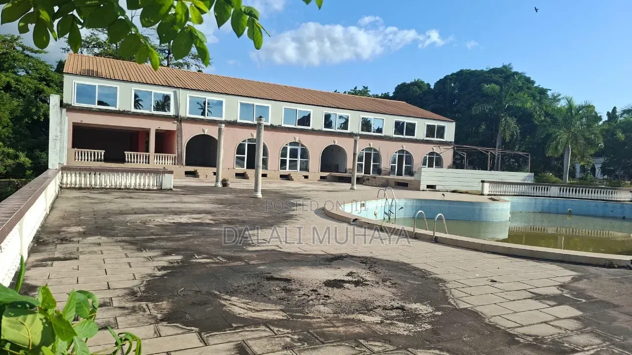 15bdrm Mansion in Darasani Street, Saadani for sale