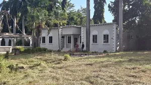 15bdrm Mansion in Darasani Street, Saadani for sale